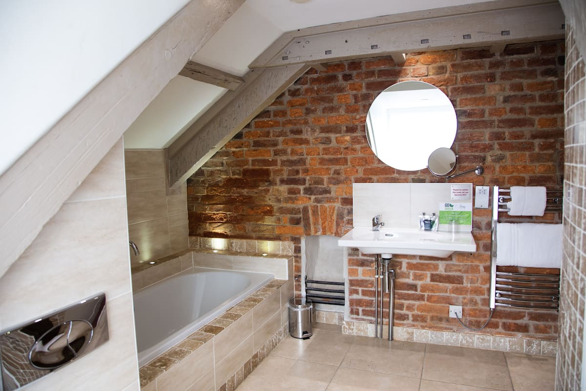 city double room | bathroom | free toiletries, hair dryer, towels