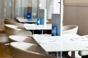 供應早餐、午餐、晚餐;多國菜