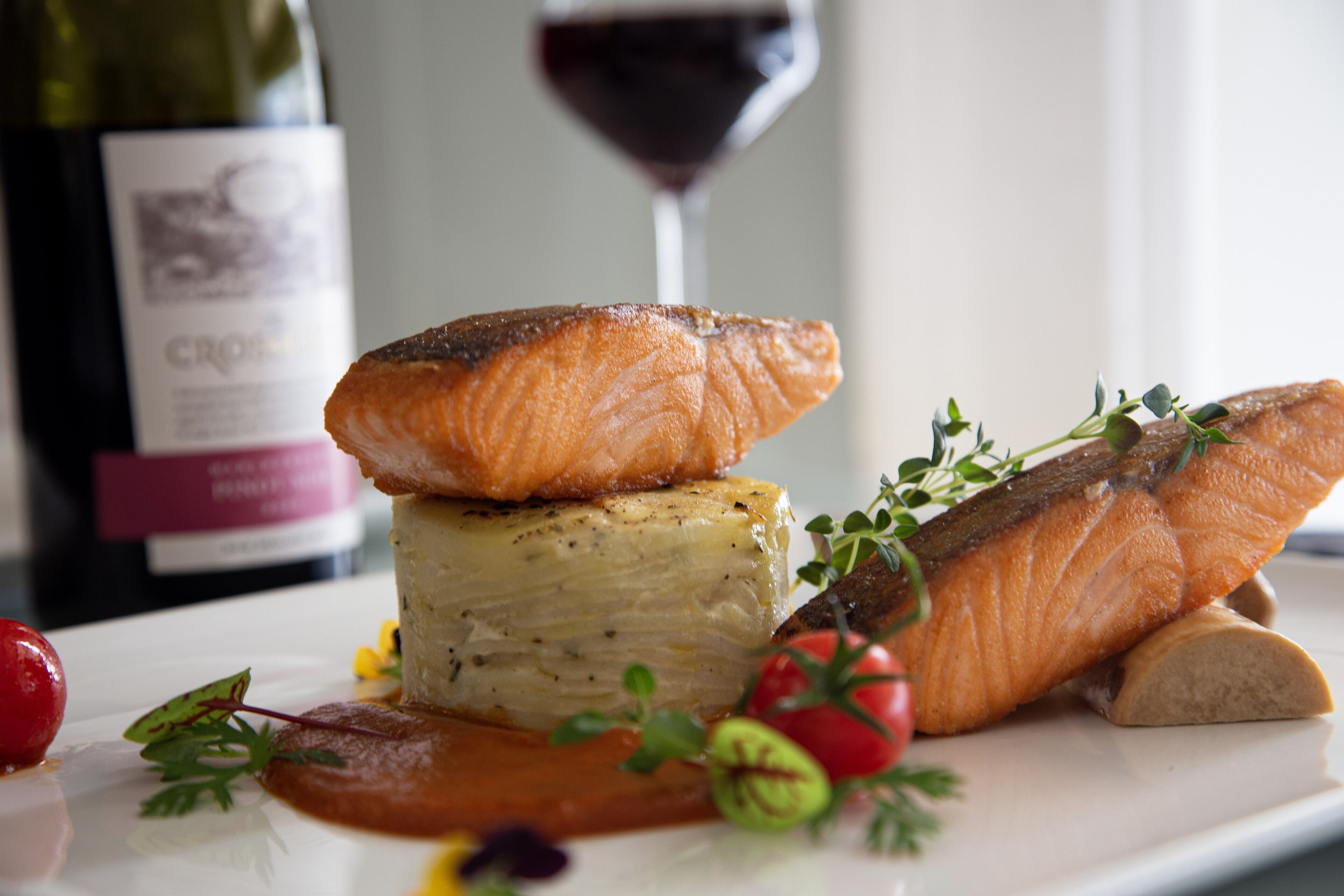 breakfast, lunch, dinner served; international cuisine