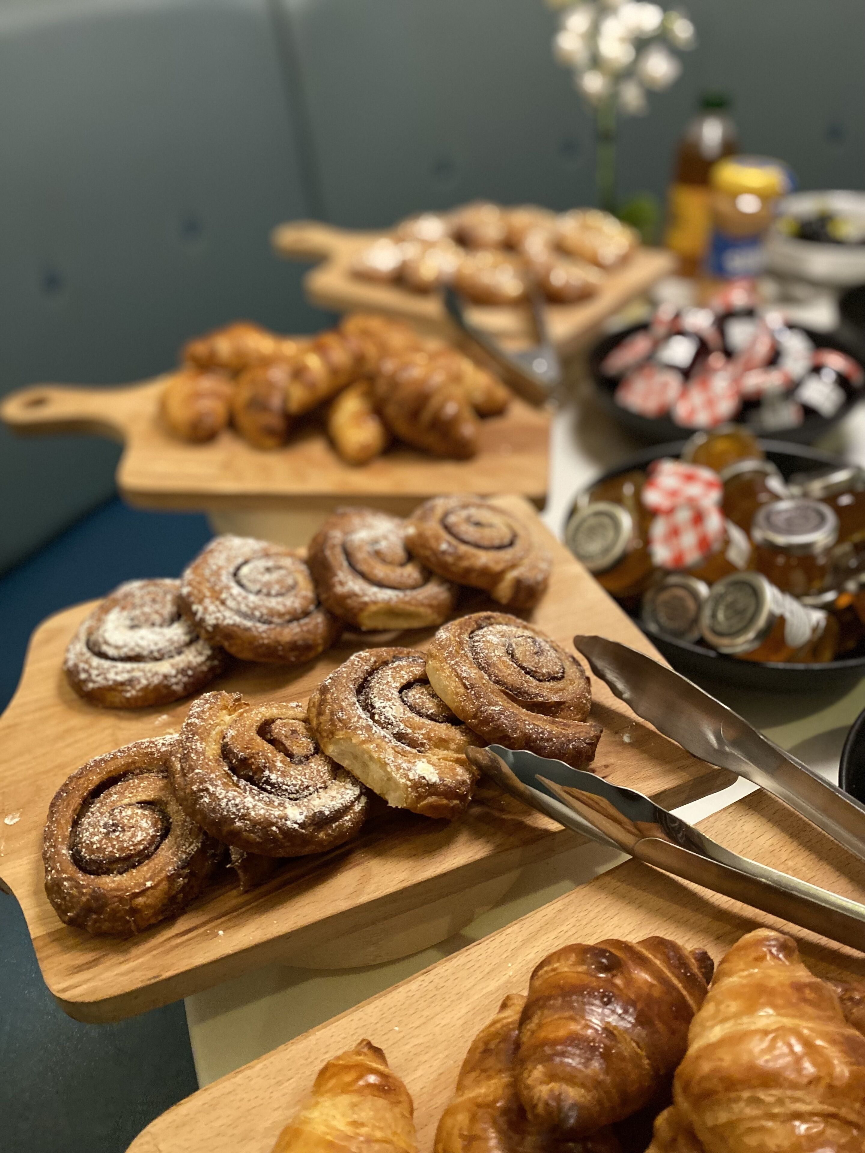 breakfast, lunch, dinner served; international cuisine