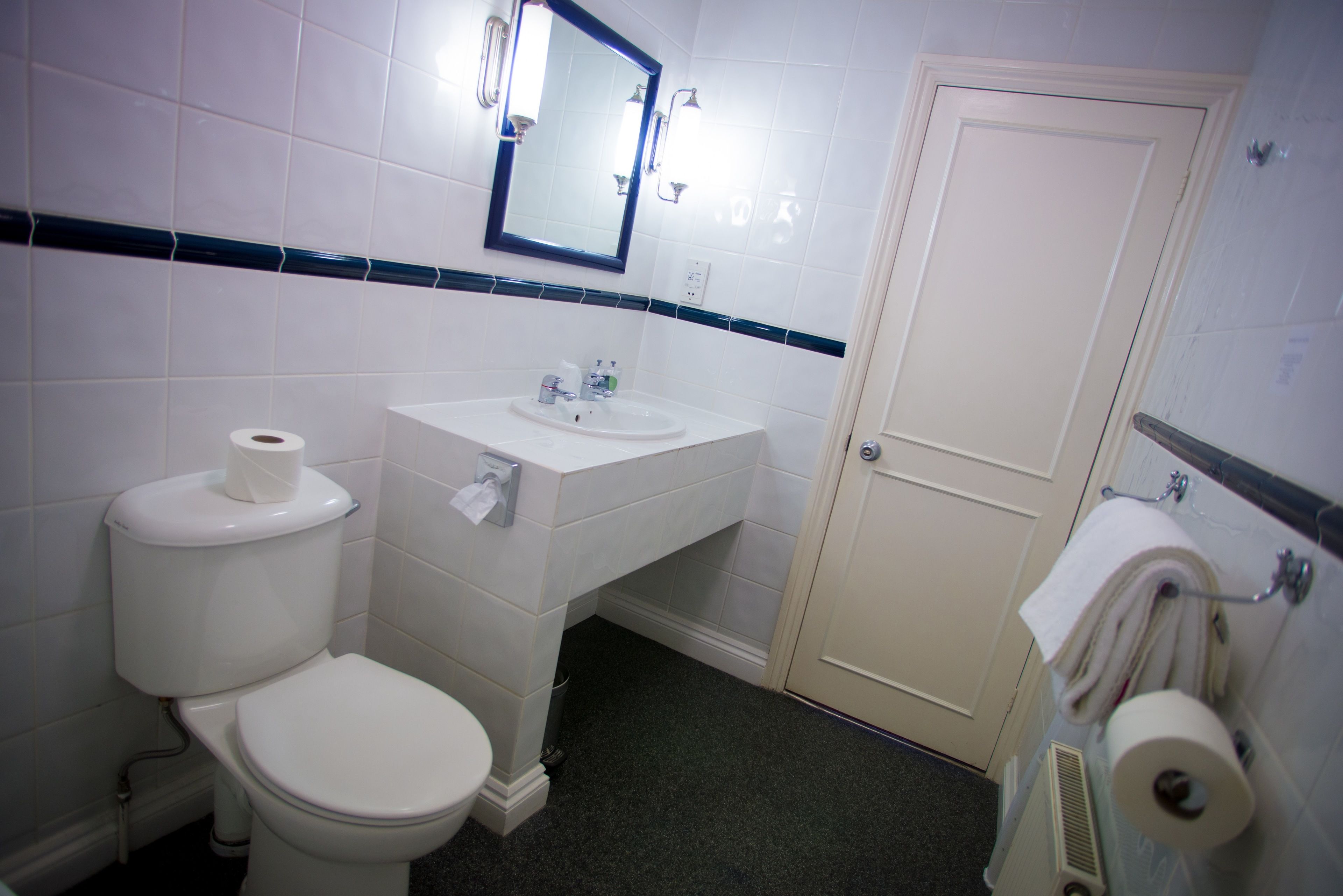 city double room | bathroom | free toiletries, hair dryer, towels