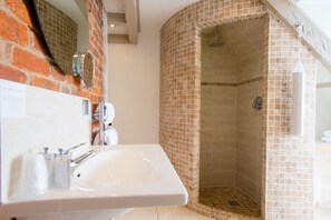 City Double Room | Bathroom | Free toiletries, hair dryer, towels - Mannings Hotel (Truro)