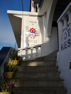 Unclassified image, 2 of 22, button - Le Port Hotel (Taolagnaro)