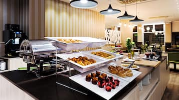 Daily continental breakfast (EUR 8 per person)
