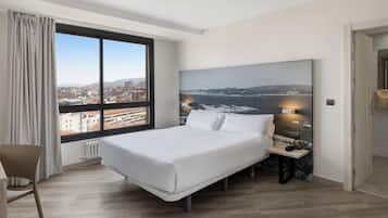 Habitación doble | Baño | Ducha, secador de pelo, toallas y jabón