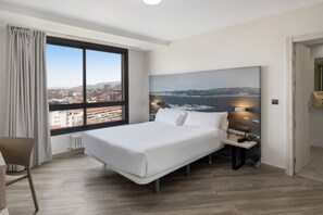 Double Room | Bathroom | Shower, hair dryer, towels, soap - B&B Hotel Vigo (Vigo)