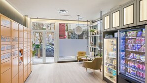 Et moderne interiør med en automat, et siddeområde og udsigt til gaden.