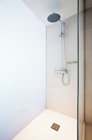 Premium Single Room, 1 Twin Bed | Bathroom | Shower, free toiletries, hair dryer, towels - B&B Madrid Centro Puerta del Sol (Madrid)