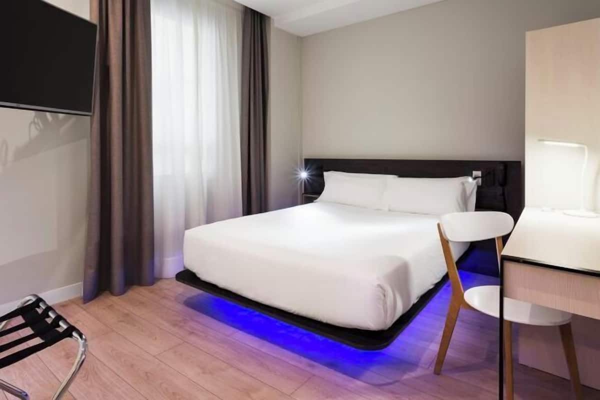 Luxe beddengoed, een minibar, een kluis op de kamer, een bureau