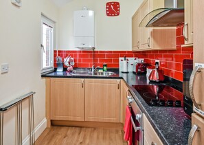 Luxury Apartment, 1 Bedroom | Private kitchen | Full-size fridge, microwave, oven, stovetop - Conway Cottages (York)