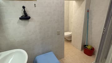 Dusche, kostenlose Toilettenartikel, Haartrockner, Bidet