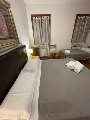 Habitació triple urbana, bany compartit, vistes a la ciutat | Roba de llit d'alta qualitat i cortines opaques 