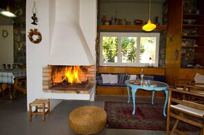 Villa, 5 chambres, vue mer | Coin séjour | Télévision à écran plat, cheminée, lecteur de DVD