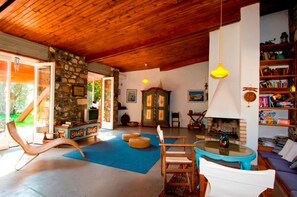 Villa, 5 Schlafzimmer, Meerblick | Wohnbereich | Flachbildfernseher, Kamin, DVD-Player, Tischtennisplatte