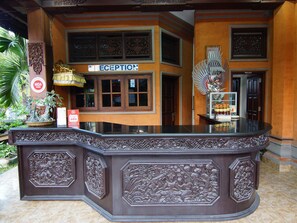 Quầy tiếp tân