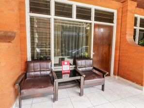 Outdoor dining - NIDA Rooms Yos Sudarso Badung at Hotel Ratu (Denpasar)