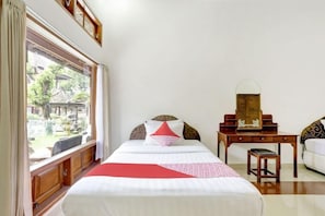In-room safe, desk, iron/ironing board, free WiFi - NIDA Rooms Yos Sudarso Badung at Hotel Ratu (Denpasar)