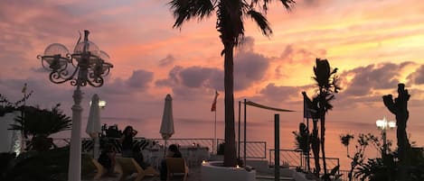 Una piscina al aire libre de temporada