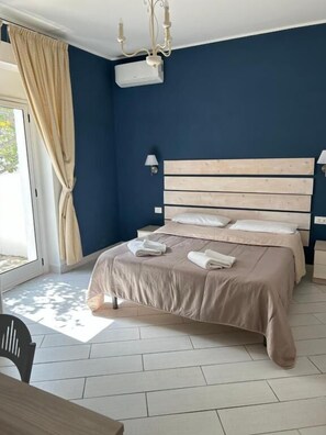 Standard Double Room | Minibar, in-room safe, individually decorated, individually furnished - Hotel & Spa La Porta del Mare (Tropea)