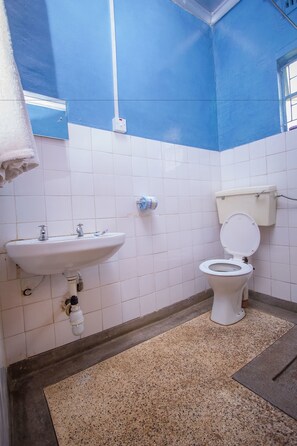 Standard Double Room | Bathroom | Combined shower/bathtub, free toiletries, towels