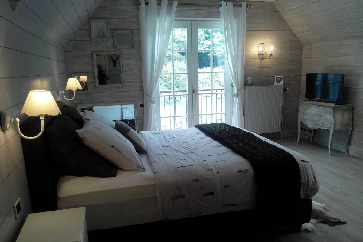 Habitación superior, balcón | Sistema de insonorización, wifi gratis, decoración individual