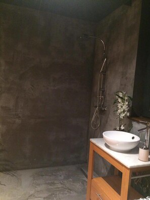 Habitación Deluxe, bañera de hidromasaje | Lavabo del cuarto de baño