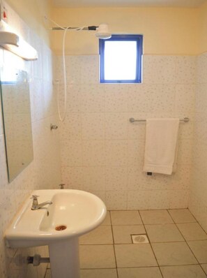 Kombination af bruser/badekar, gratis toiletartikler, håndklæder