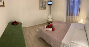 Ylelliset vuodevaatteet, memory foam -patjalliset sängyt, äänieristys