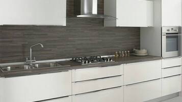 Four, plaque de cuisson, lave-vaisselle, bouilloire électrique