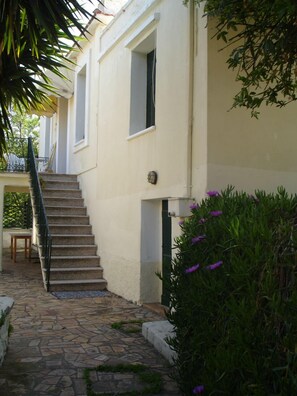 Familiehus, bakgårdsutsikt | Terrasse/patio