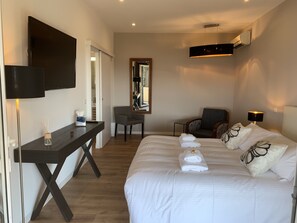 Habitación doble Deluxe, 1 cama King size, vista al mar, frente al mar | Ropa de cama de alta calidad y decoración personalizada