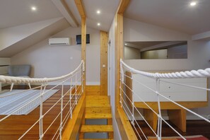 Loft, sacada, vista para a cidade | Roupas de cama antialérgicas, escrivaninha