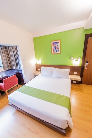 Minibar, in-room safe, desk, rollaway beds - NIDA Rooms Huamark Luxury Place at The Seasons Bangkok Huamark (Bangkok)