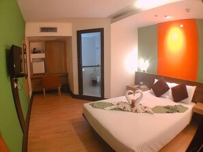 Minibar, in-room safe, desk, rollaway beds - NIDA Rooms Huamark Luxury Place at The Seasons Bangkok Huamark (Bangkok)