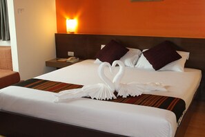Minibar, in-room safe, desk, rollaway beds - NIDA Rooms Huamark Luxury Place at The Seasons Bangkok Huamark (Bangkok)