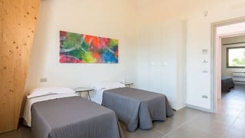 Quarto triplo | Roupas de cama premium, berços (sobretaxa), Wi-Fi de cortesia