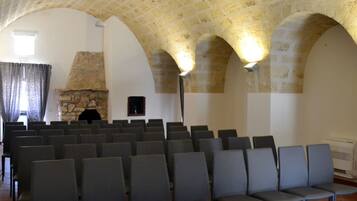 Interior de iglesia con hileras de bancas, una chimenea de piedra y techos abovedados.