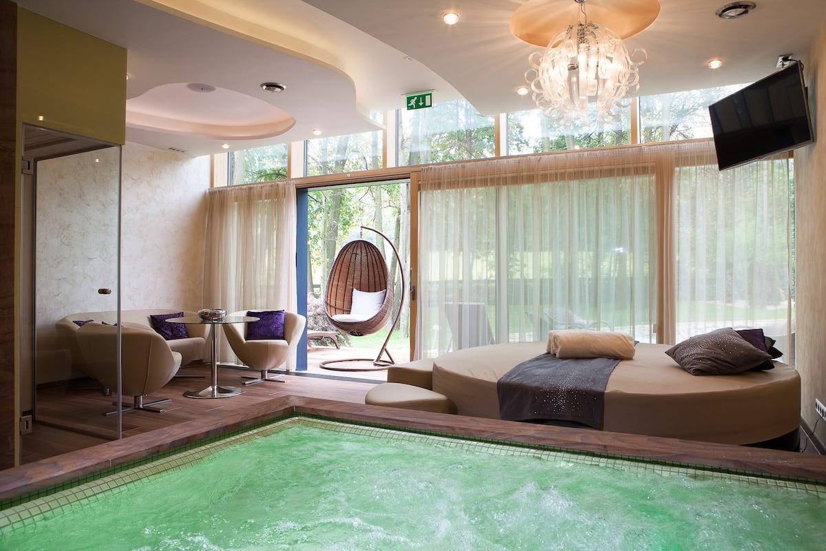 sauna, hot tub, steam room, body treatments, body wraps, body scrubs