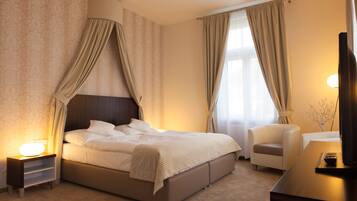 Deluxe-værelse med dobbeltseng eller 2 enkeltsenge | Minibar, pengeskab på værelset, skrivebord, mørklægningsgardiner