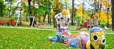 Una escultura colorida de un caballo y una caracol en un parque.