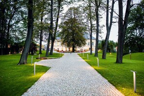 المنطقة المحيطة بالمنشأة