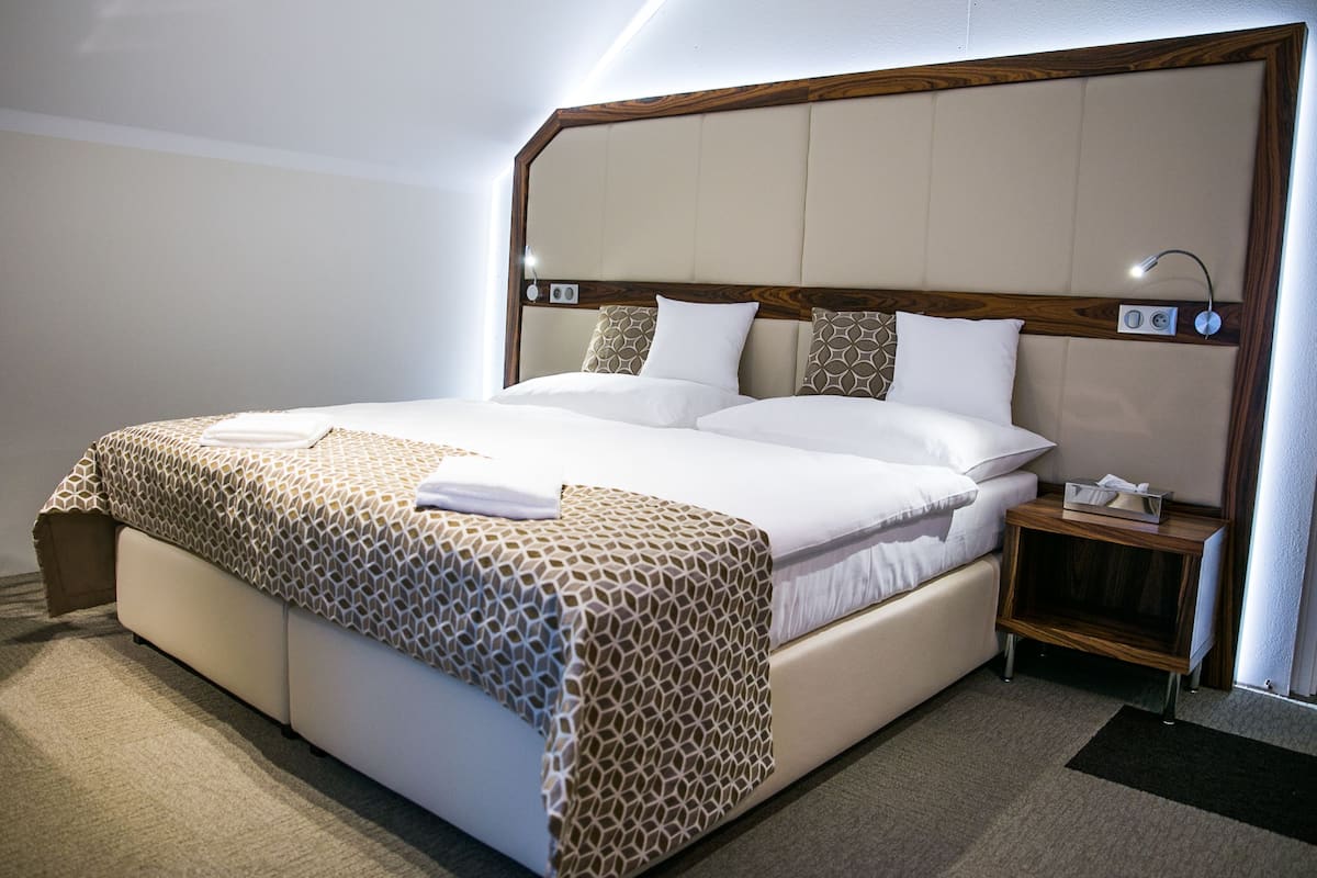 standard double or twin room, annex building (villa larisch) | minibar, in-room safe, desk, blackout curtains