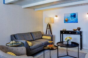 Roba de llit d'alta qualitat i caixa forta a l'habitació 