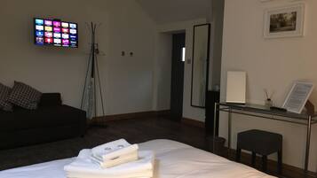 Family Room | Desk, iron/ironing board, cots/infant beds, free WiFi