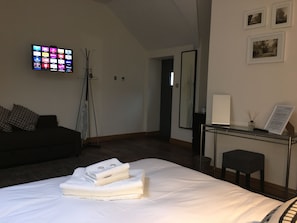 Family Room | Desk, iron/ironing board, cribs/infant beds, free WiFi - The White Swan (Richmond)