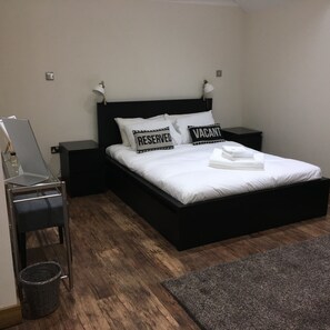 Familiekamer | Een bureau, een strijkplank/strijkijzer, babybedden, gratis wifi