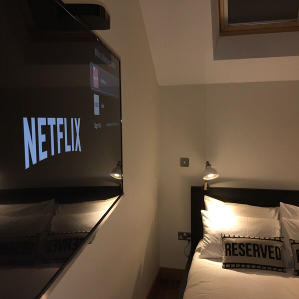 Standard Double Room | Desk, iron/ironing board, cribs/infant beds, free WiFi - The White Swan (Richmond)