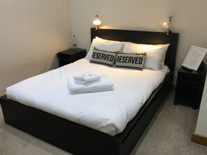 标准双人房 | 办公桌、熨斗/熨衣板、婴儿床、免费 WiFi