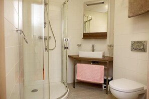 Een douche, gratis toiletartikelen, een haardroger, handdoeken