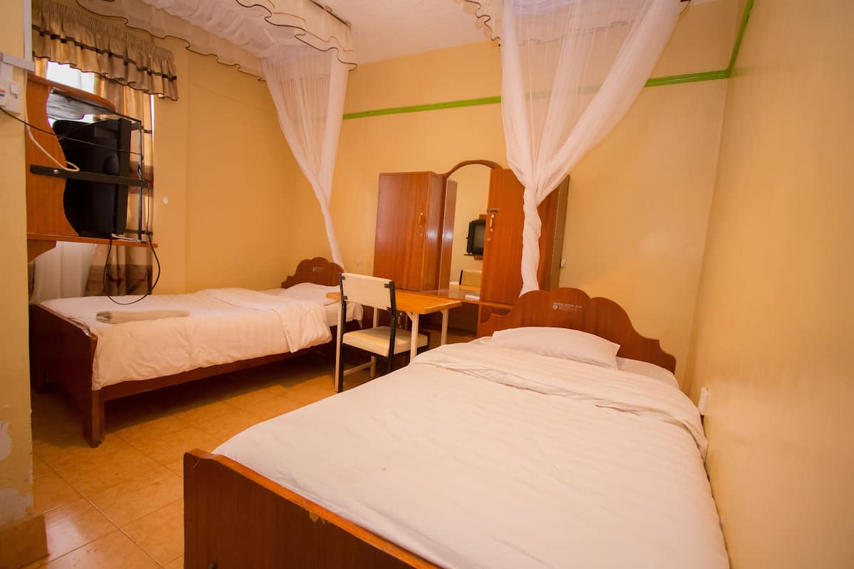 Standard Twin Room | Desk, free WiFi